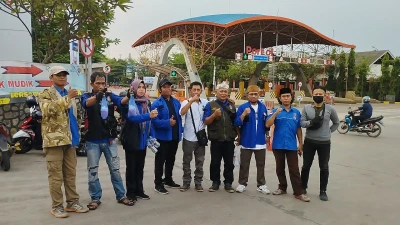 KWRI Kota Cilegon Bagikan Takjil Gratis