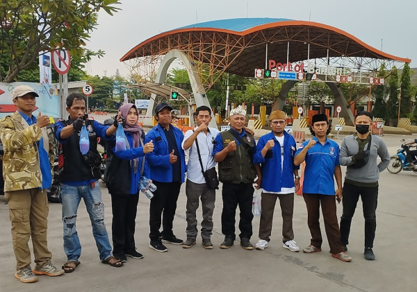 KWRI Kota Cilegon Bagikan Takjil Gratis