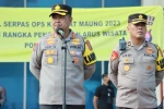 Kapolres Cilegon Menghimbau Kepada Masyarakat, Jangan Parkir Sembarang di Bahu Jalan Wisata Anyer.