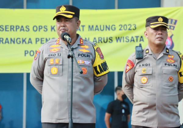 Kapolres Cilegon Menghimbau Kepada Masyarakat, Jangan Parkir Sembarang di Bahu Jalan Wisata Anyer.