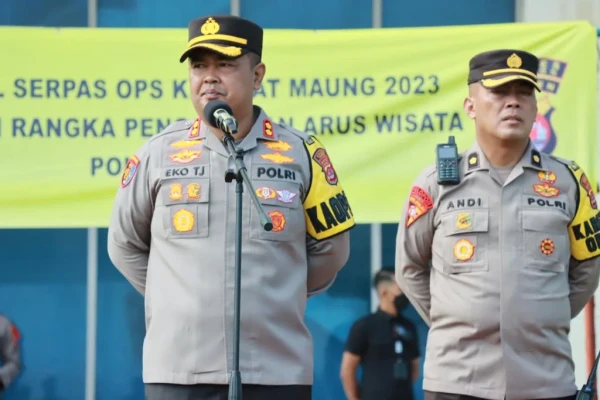 Kapolres Cilegon Menghimbau Kepada Masyarakat, Jangan Parkir Sembarang di Bahu Jalan Wisata Anyer.