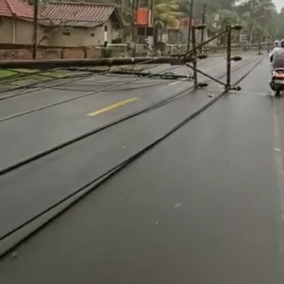 Tiang Listrik Roboh, Arus Jalan Sempat Terhenti.