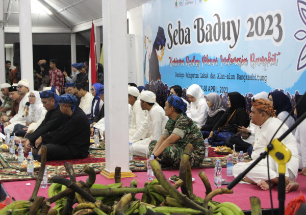 SEBA BADUY 2023 BUPATI SERAHKAN PERBUP DESA ADAT