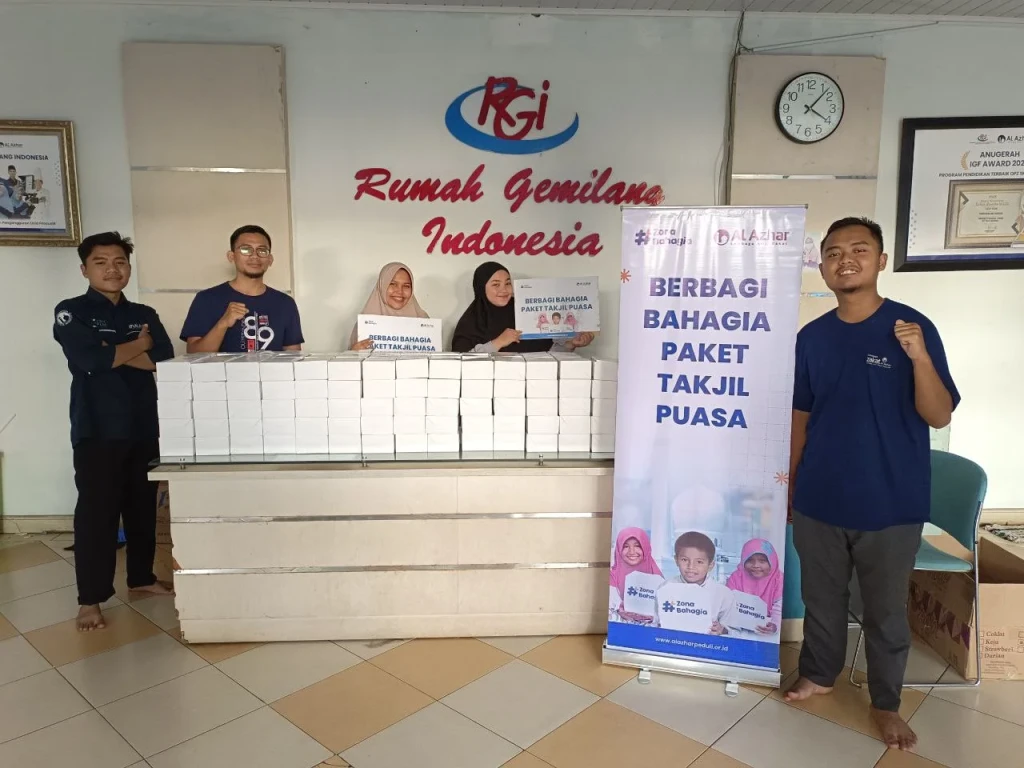 Kejar Keberkahan Ramadan, LAZ Al Azhar Bagikan Ribuan Paket Takjil Bahagia