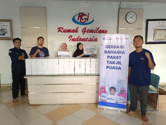Kejar Keberkahan Ramadan, LAZ Al Azhar Bagikan Ribuan Paket Takjil Bahagia