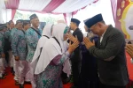 Lepas Jamaah Calon Haji, Wali Kota Helldy Berpesan Jaga Kesehatan dan Keikhlasan