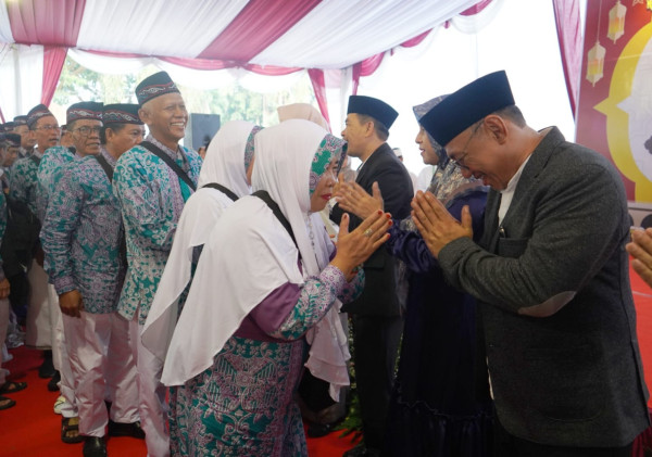 Lepas Jamaah Calon Haji, Wali Kota Helldy Berpesan Jaga Kesehatan dan Keikhlasan