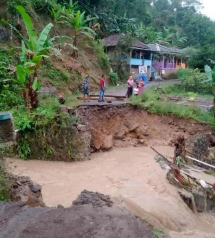 Hujan Deras 2 Jam Terjang Jembatan dan Memutus Akses Perkampungan