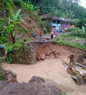 Hujan Deras 2 Jam Terjang Jembatan dan Memutus Akses Perkampungan