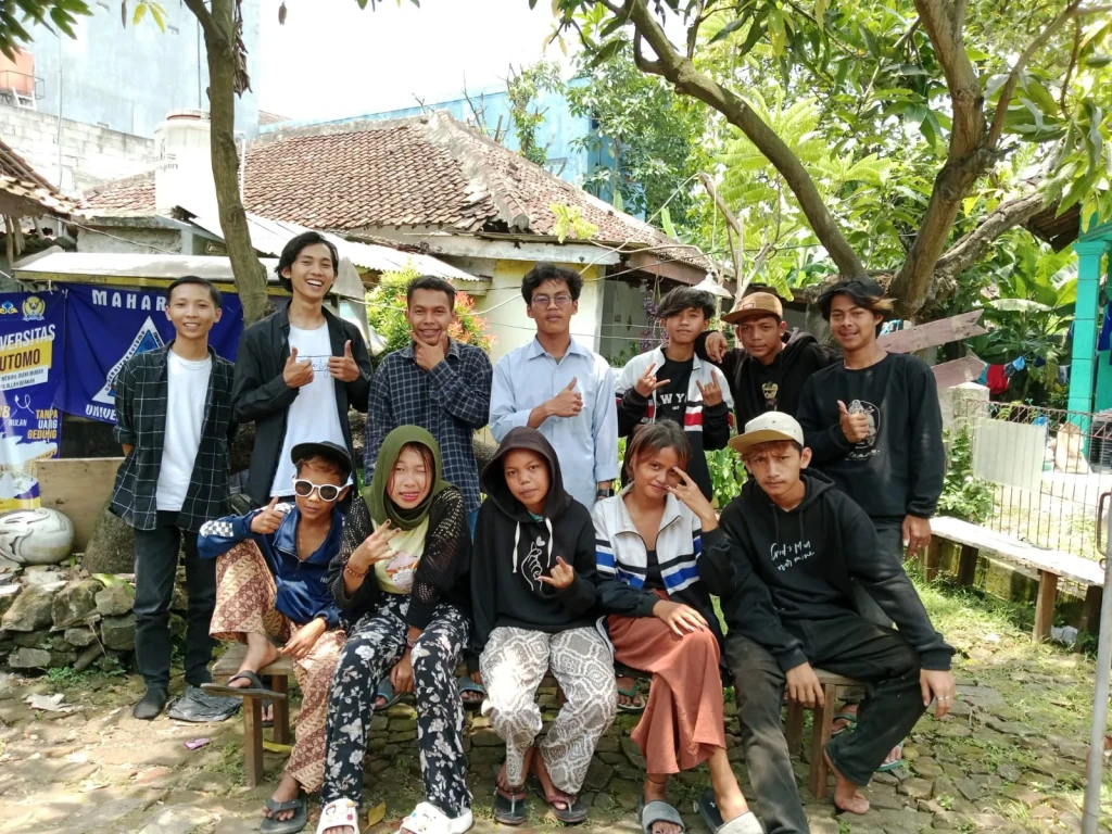 Seorang Mahasiswa Menampung Anak Jalanan Untuk Bisa Berinovasi Dan Berkreatif.