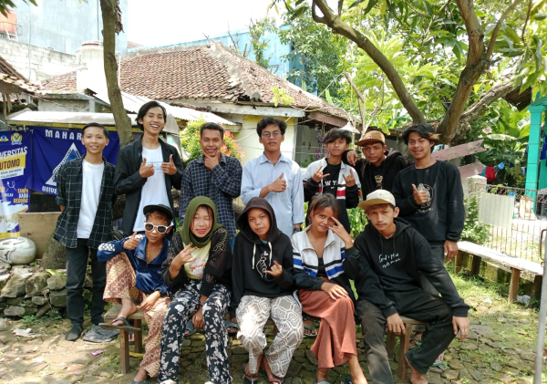 Seorang Mahasiswa Menampung Anak Jalanan Untuk Bisa Berinovasi Dan Berkreatif.