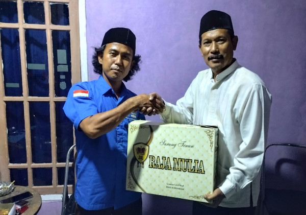 Di penghujung Ramadhan, Wakil Ketua KWRI Bagikan THR Sarung