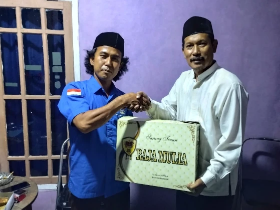 Di penghujung Ramadhan, Wakil Ketua KWRI Bagikan THR Sarung