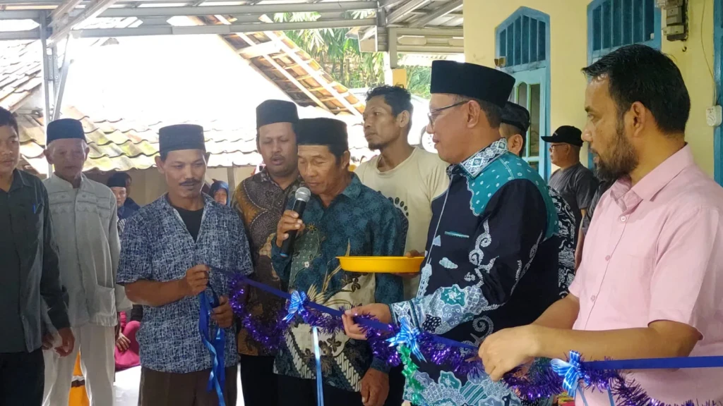 Respon Kebutuhan Air Bersih Warga Cisuru, Helldy Serahkan Bantuan Mesin Pompa