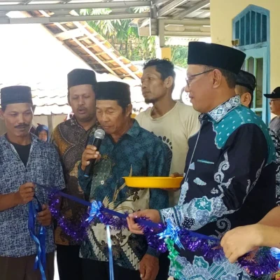 Respon Kebutuhan Air Bersih Warga Cisuru, Helldy Serahkan Bantuan Mesin Pompa