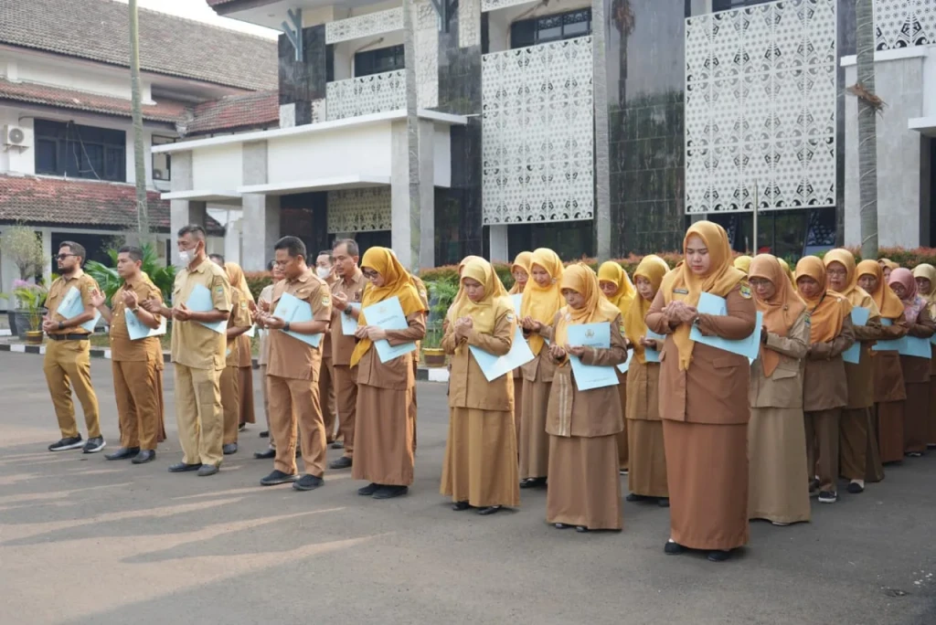 Sebanyak 52 Jamaah Calon Haji Anggota KORPRI Terima Kadeudeuh