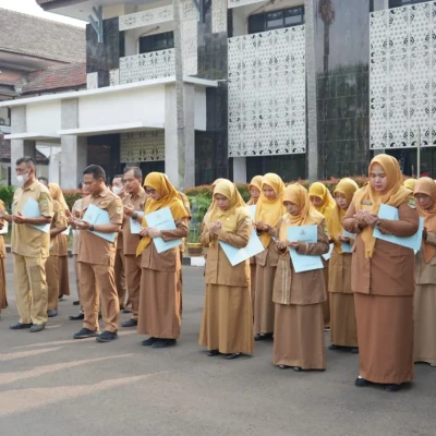 Sebanyak 52 Jamaah Calon Haji Anggota KORPRI Terima Kadeudeuh