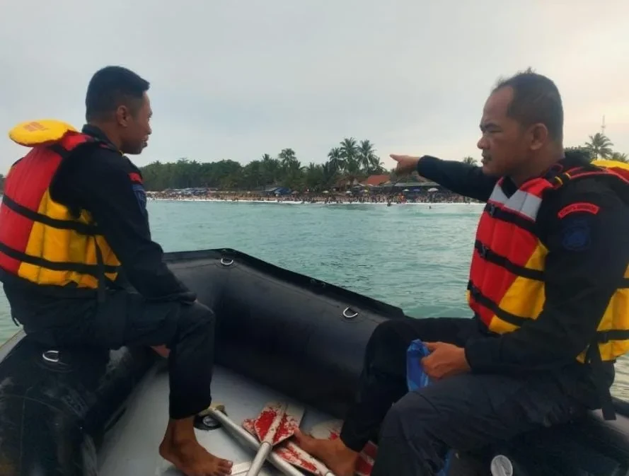 Cipta Kondisi Aman Dan Kondusif, Satbrimob Polda Banten Gelar Patroli di Sepanjang Pantai Anyer
