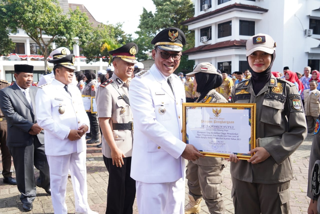 Helldy Beri Penghargaan Puluhan Petugas Perempuan Berdedikasi Mengamankan Pelaksanaan Mudik Lebaran 2023