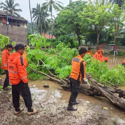 BPBD Kerahkan Belasan Personel Atasi Banjir di Pulomerak