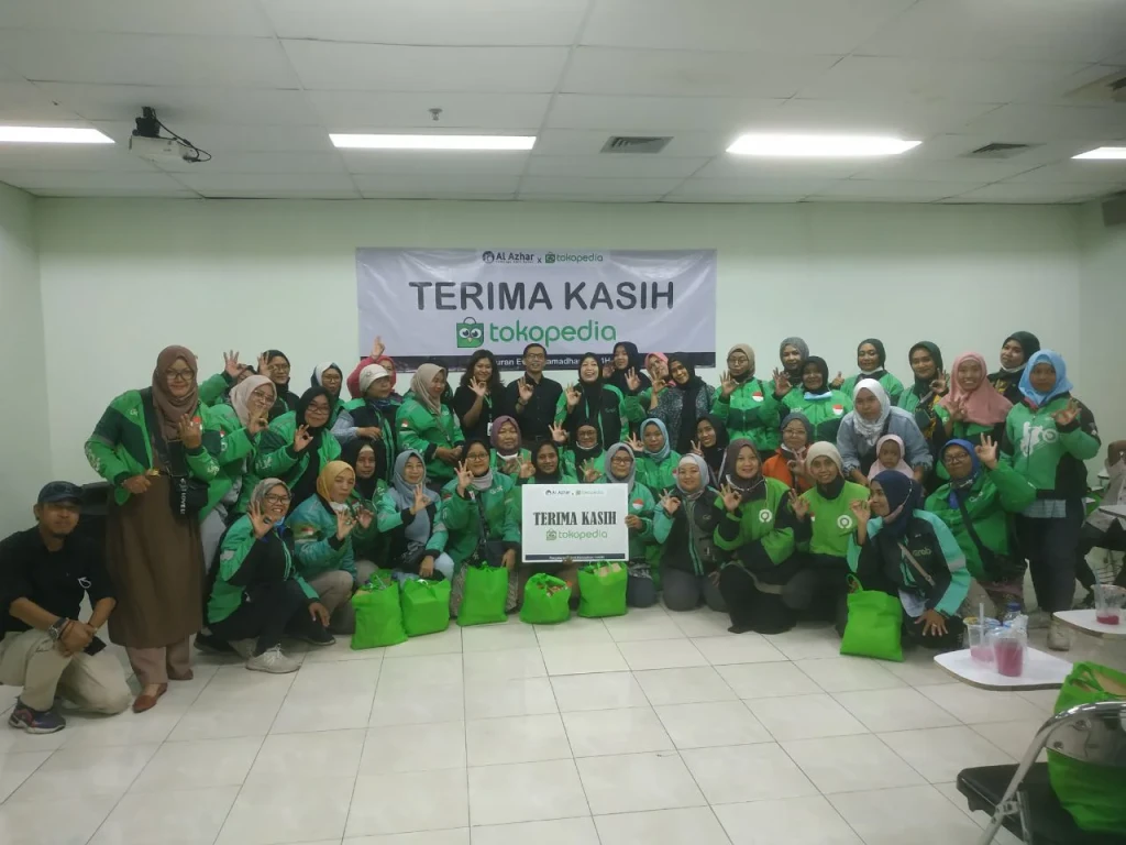 Kolaborasi Kebaikan LAZ Al Azhar dan Tokopedia Distribusikan 250 Paket Sembako untuk Lady Ojol.