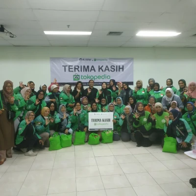 Kolaborasi Kebaikan LAZ Al Azhar dan Tokopedia Distribusikan 250 Paket Sembako untuk Lady Ojol.