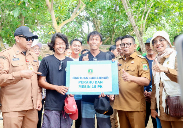 Janji yang Terwujud di Pesisir Carita, Andra Soni Serahkan Kapal untuk Nelayan