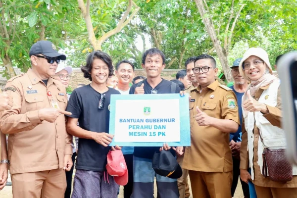 Janji yang Terwujud di Pesisir Carita, Andra Soni Serahkan Kapal untuk Nelayan