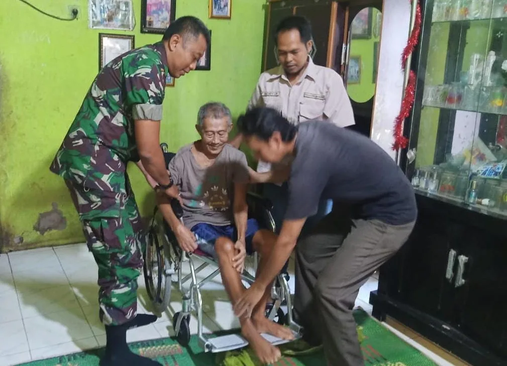 Berikan Bantuan Kursi Roda, Babinsa Koramil 0602-05/Cipocok Buat Kakek Makmur Bahagia