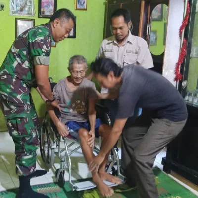 Berikan Bantuan Kursi Roda, Babinsa Koramil 0602-05/Cipocok Buat Kakek Makmur Bahagia