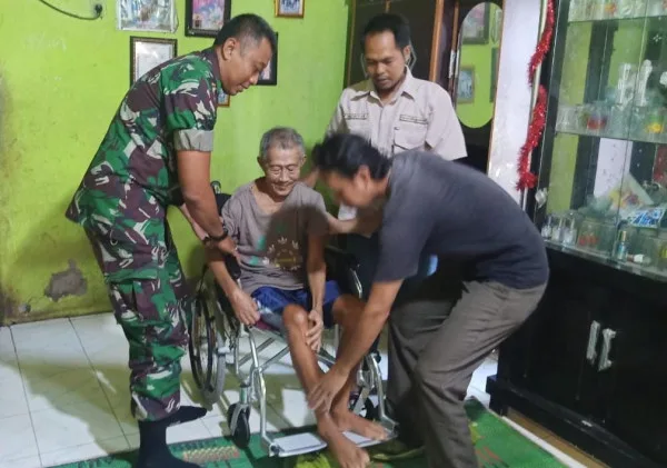 Berikan Bantuan Kursi Roda, Babinsa Koramil 0602-05/Cipocok Buat Kakek Makmur Bahagia
