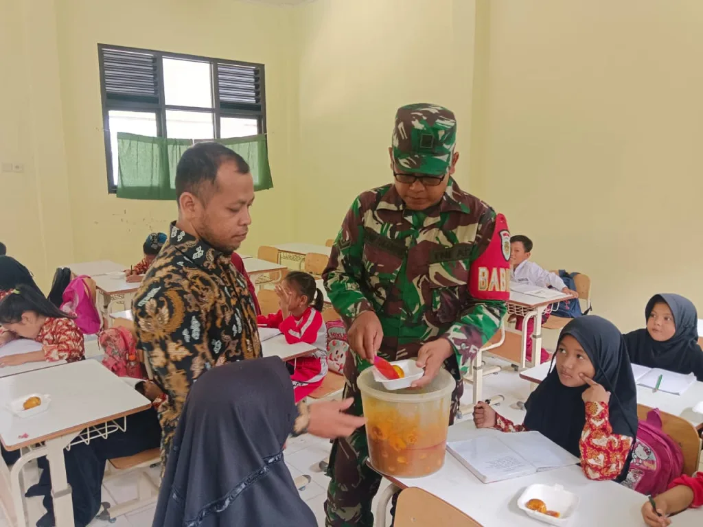 Tingkatkan Semangat Belajar Siswa, Kodim 0602/Serang Berikan Makanan Tambahan Untuk Anak Sekolah