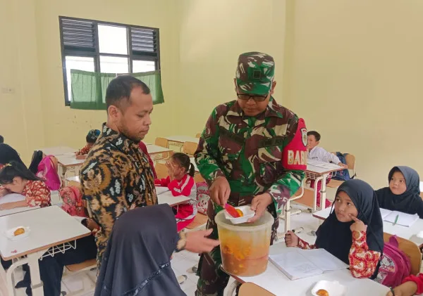 Tingkatkan Semangat Belajar Siswa, Kodim 0602/Serang Berikan Makanan Tambahan Untuk Anak Sekolah