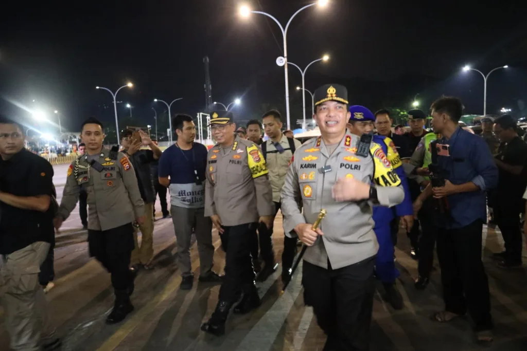 Kapolda Banten Sapa Pemudik di Pelabuhan Merak Cilegon