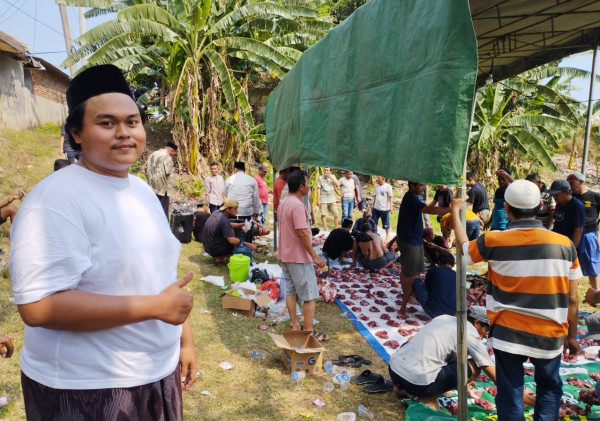 Penyembelihan Hewan Qurban Oleh Warga Pengabuan