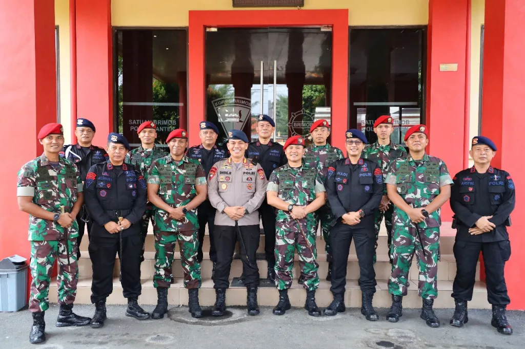 Dansat Brimob Polda Banten Menerima Kunjungan Dangroup 1 Kopassus