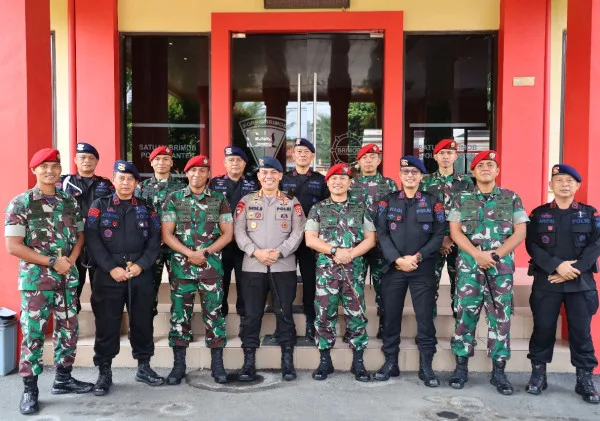 Dansat Brimob Polda Banten Menerima Kunjungan Dangroup 1 Kopassus