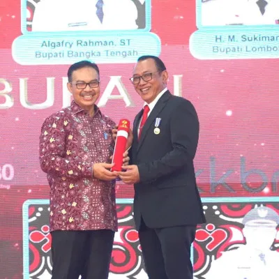 Dalam Sehari, Wali Kota Helldy Terima Dua Penghargaan