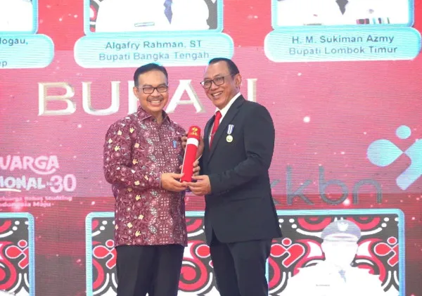 Dalam Sehari, Wali Kota Helldy Terima Dua Penghargaan