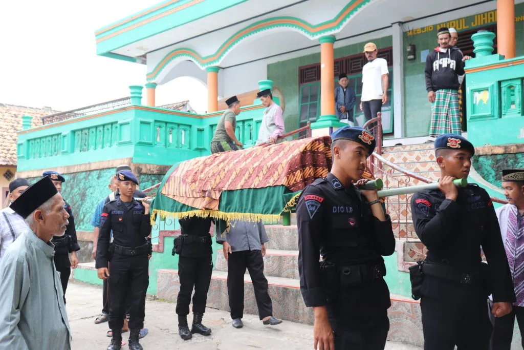 Satbrimob Polda Banten Sambang Duka Warga Meninggal Dunia