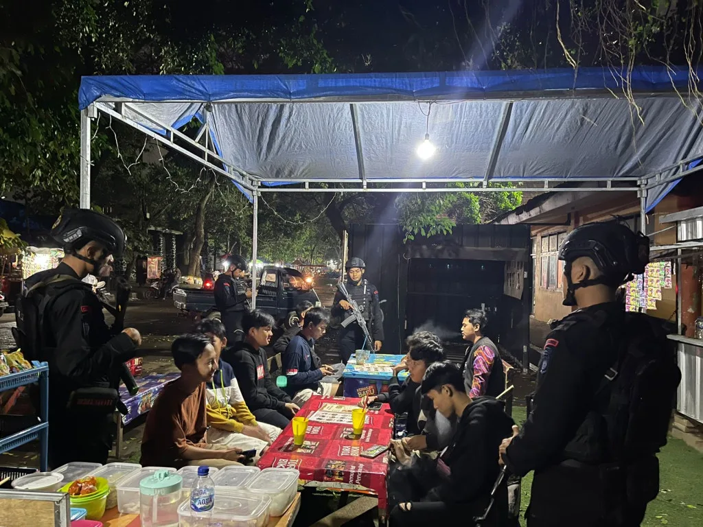 Satbrimob Polda Banten Berikan Rasa Aman Kepada Masyarakat Dengan Laksanakan Patroli Kamtibmas