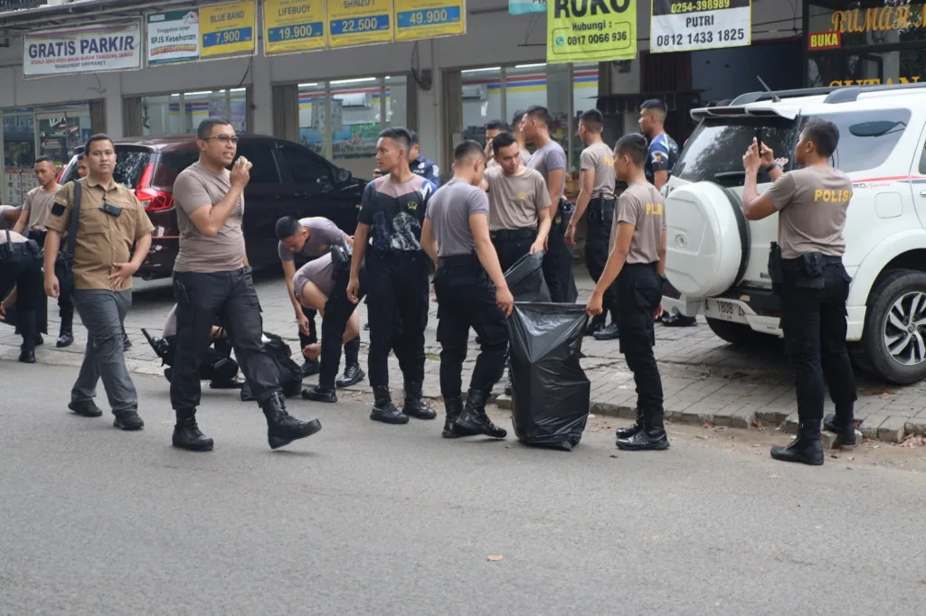 Peduli Lingkungan, Polda Banten Bersama Polresta Serang Kota Gelar Pembersihan Sampah Serentak