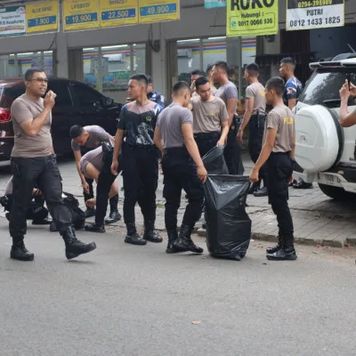 Peduli Lingkungan, Polda Banten Bersama Polresta Serang Kota Gelar Pembersihan Sampah Serentak