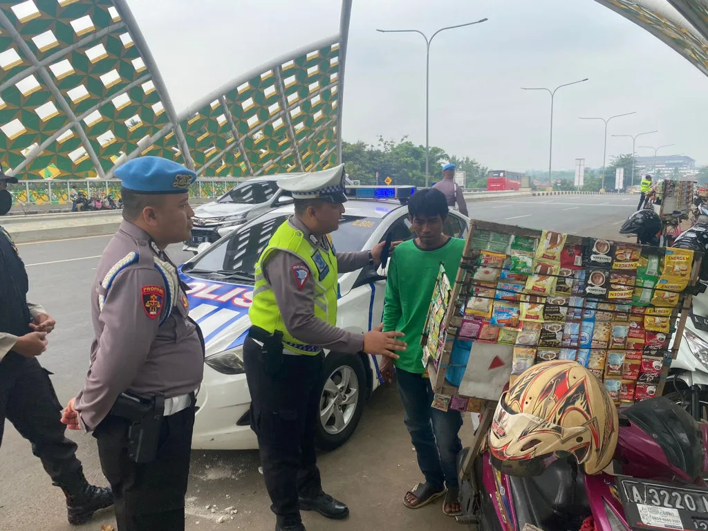 Hari Keempat Operasi Patuh Maung 2023, Ditlantas Polda Banten Beri Imbauan Kepada Pedagang Kaki Lima