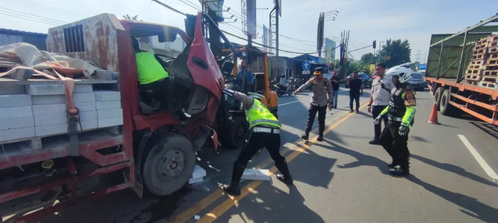 Kecelakaan Beruntun di Cikupa, Satlantas Polresta Tangerang Lakukan Evakuasi dan Pemeriksaan