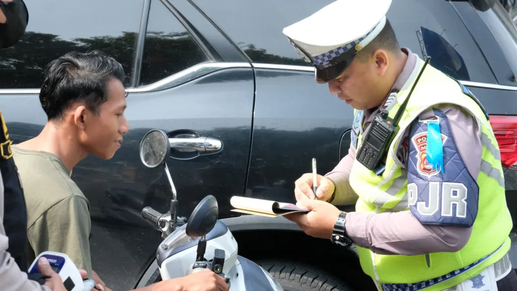 Hari Kelima Operasi Patuh Maung 2023, Ditlantas Polda Banten Beri Teguran Kepada Pengendara yang Parkir Sembarangan
