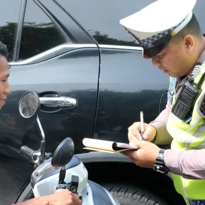 Hari Kelima Operasi Patuh Maung 2023, Ditlantas Polda Banten Beri Teguran Kepada Pengendara yang Parkir Sembarangan