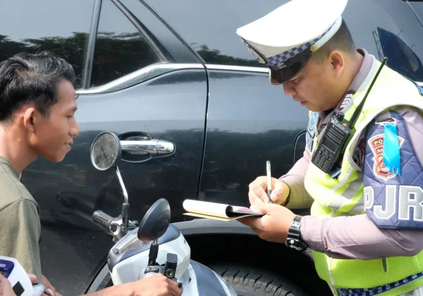 Hari Kelima Operasi Patuh Maung 2023, Ditlantas Polda Banten Beri Teguran Kepada Pengendara yang Parkir Sembarangan