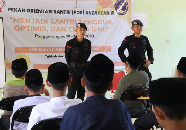 Satbrimob Polda Banten Berikan Latihan PBB kepada Santri