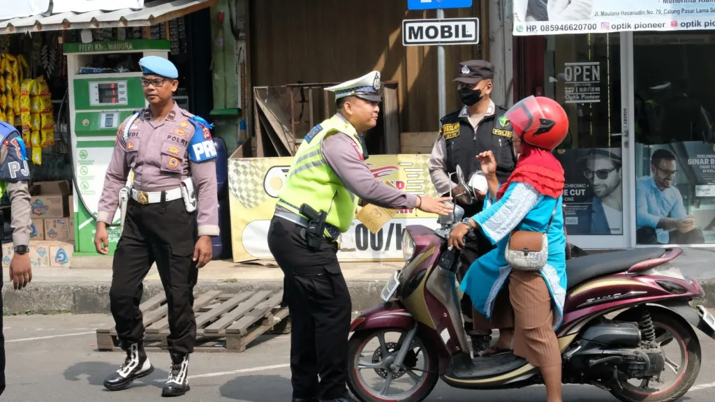 Hari Ketujuh Operasi Patuh Maung 2023, Ditlantas Polda Banten Beri Teguran di Pasar Royal Kota Serang